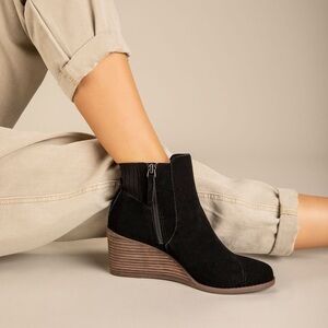 NEW TOMS Sadie Black Wedge Ankle Boots size 8
